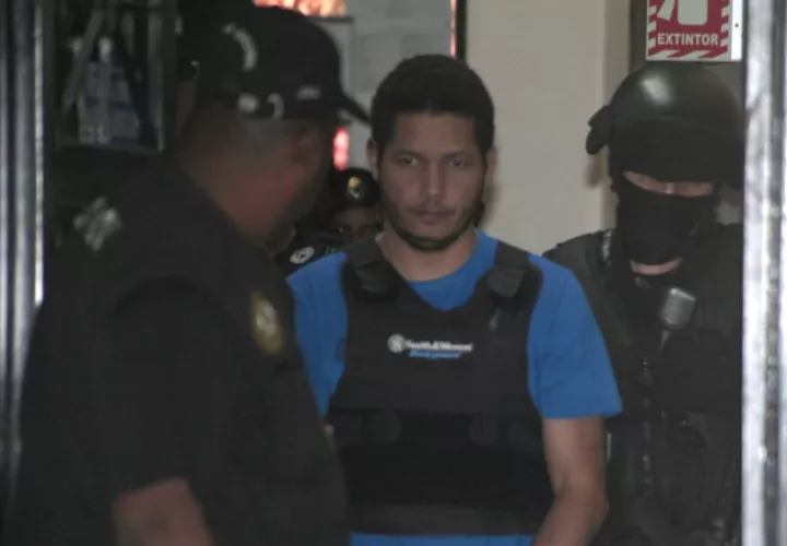 Gilberto Ventura Ceballo, momento en que es conducido a la audiencia en la Corte Suprema. /Foto Víctor Arosemena