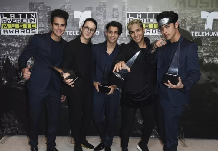 La agrupación del momento, CNCO, despidió la noche con cuatro galardones en sus manos. Los chicos mostraron su entusiasmo.  EFE