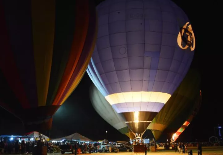 El globo aerostático es un elemento esencial en el programa de "Noches Mágicas", como una forma de "contagiar de manera previa" a los visitantes para que asistan al Festival del Globo de Guanajuato, que reúne a más de 550,000 personas y que este año se celebra los días 17, 18 y 19 de noviembre, detalló Cabrejos.