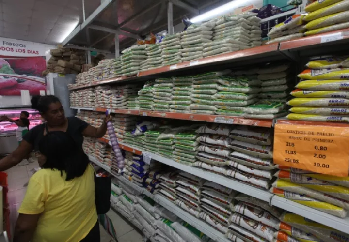 Panameños sienten que el salario cada vez les alcanza menos, debido al alto costo de los alimentos que no están regulados. /Foto Archivo