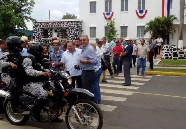 Los concejales dicen que esperan que ministro los atienda. /Foto Zenaida Vásquez