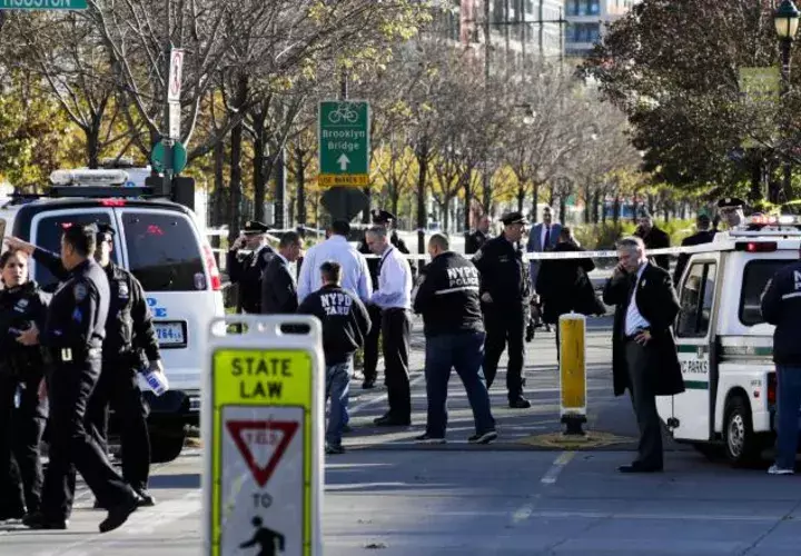 Policías y socorristas retiran el cuerpo de una víctima del atentado en el centro de Nueva York. /Foto EFE