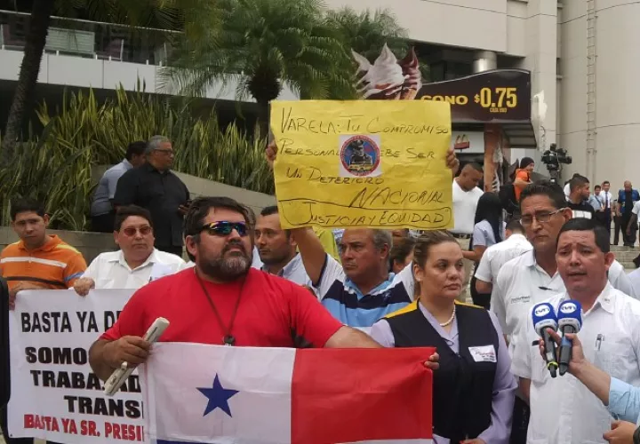Transportistas de turismo y taxistas realizaron varias protestas en los últimos meses contra Uber. Archivo
