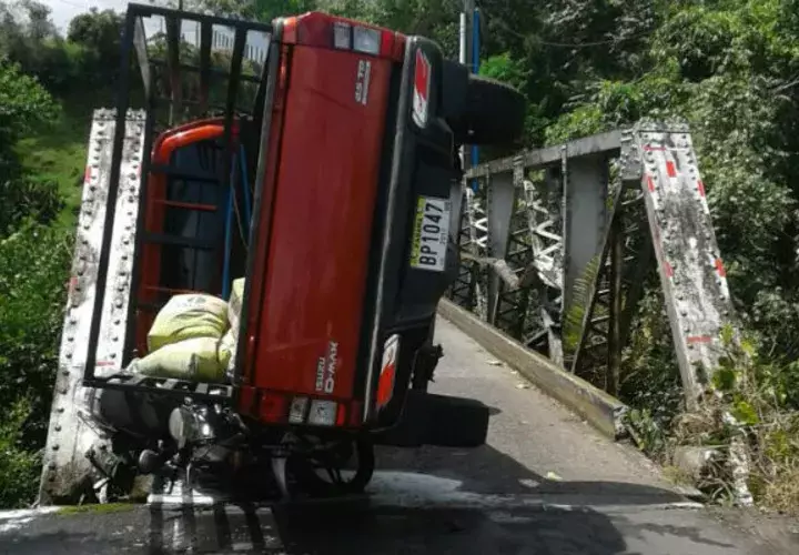 Accidente de motociclista que colisionó con un vehículo pickup.  