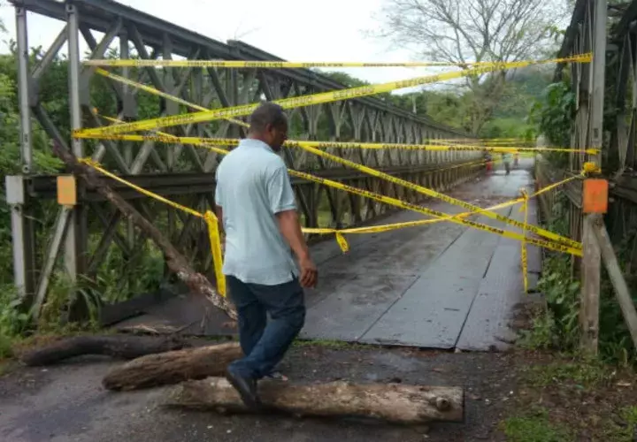 El río con la fuerte creciente, debilitaba las bases del puente. Fotos: Elena Valdez.  