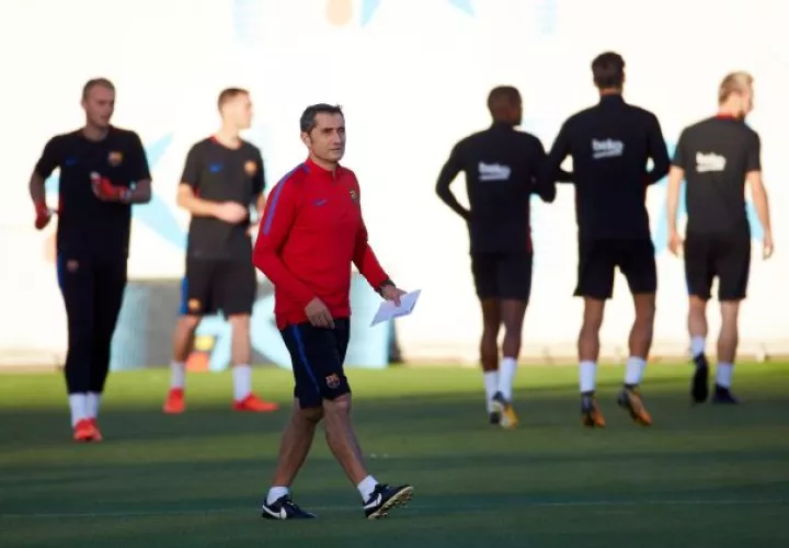 Ernesto Valverde durante un entrenamiento del Barcelona. Foto EFE