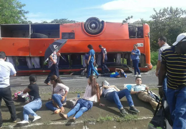 Se habla de 30 heridos tras el vuelco / Redes sociales.