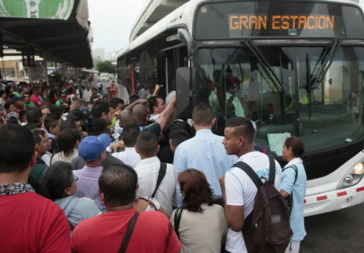 Miles de personas desesperadas por abordar un metrobús. Foto/Víctor Arosemena