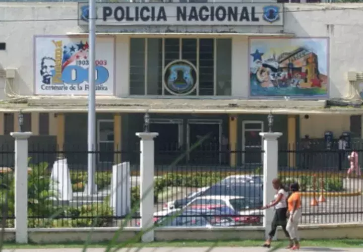 Responsabilizaron al gobierno de encerrarlos en una jaula metálica.