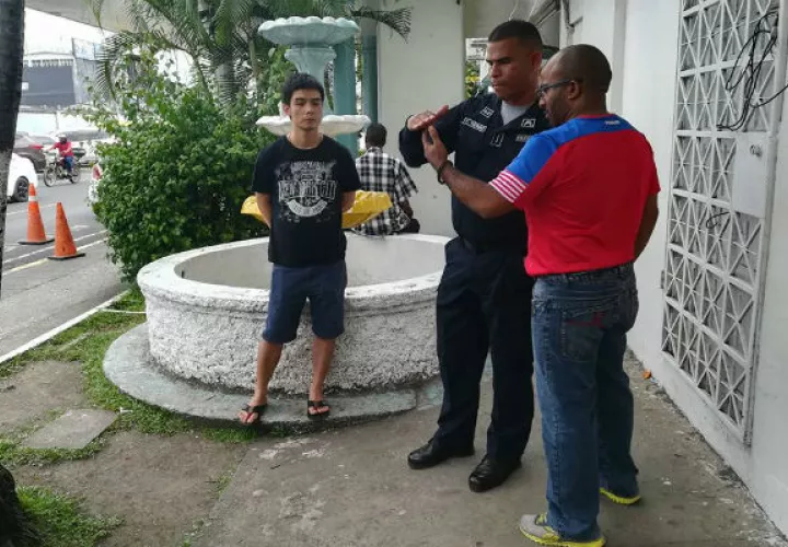 El comerciante asiático fue captado en un video cuando arrojaba basura sin control. 