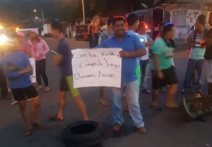 El cierre por parte de los manifestantes de Río Rita, Colón, se dio muy temprano. Foto: Diómdes Sánchez