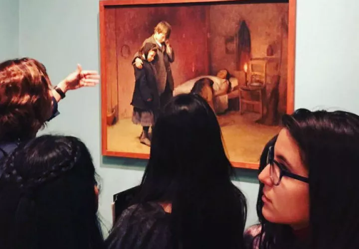 Sinclair junto a una grupo de jóvenes ganaron y tuvieron la oportunidad de aprender sobre las pinturas