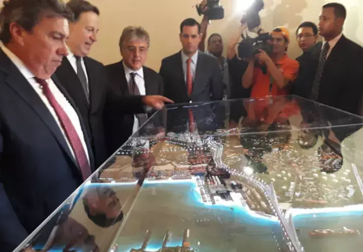 Presidente Varela y ministro, Ramón Arosemena miraban las maquetas. Foto/Dayra Rodríguez