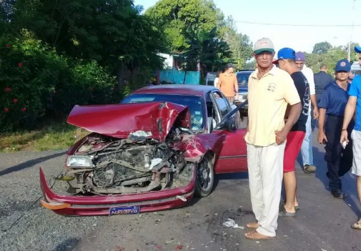 Curiosos observaban el estado en que quedó uno de los autos. Foto: Thays Domínguez 
