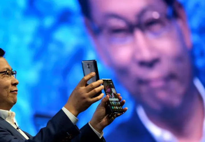 El consejero delegado de la tecnológica china Huawei, Richard Yu, presenta los teléfonos Huawei Mate 10 y el Mate 10 Pro, en Múnich, Alemania. 