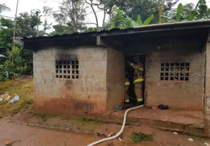 Familia se salvó pero casi pierde todo en el incendio. Foto: Víctor Rodríguez