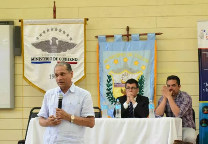 El conversatorio se desarrolló en Centro Regional Universitario de Colón. Foto/ Diomenes Sánchez