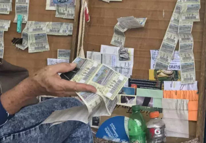 La venta de chances y billetes de la LNB "casados" es incontrolable en Veraguas. Foto: Víctor Rodríguez