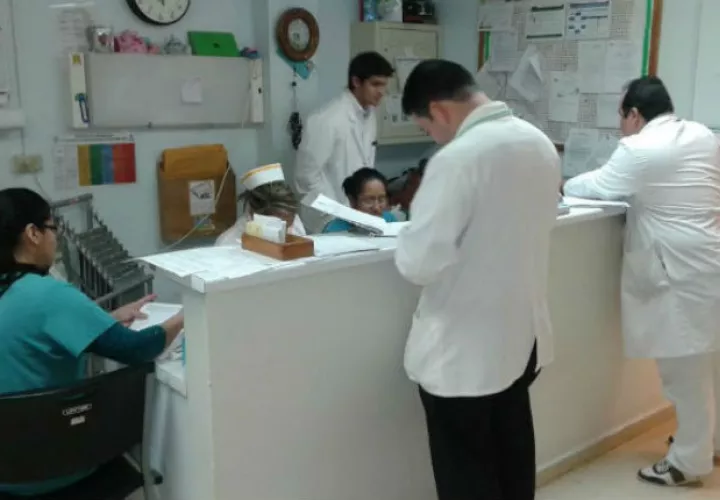 Todo extranjero que ejerza la medicina primero tiene que naturalizarse.