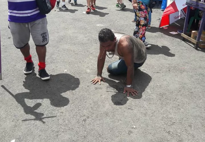 Muchos hacen mandas por un milagro concedido. Foto: Diómedes Sánchez