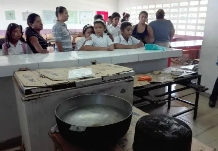 Carecen hasta de estufa para cocinar los alimentos en la escuela de Potrero Grande. Foto: Eric Montenegro