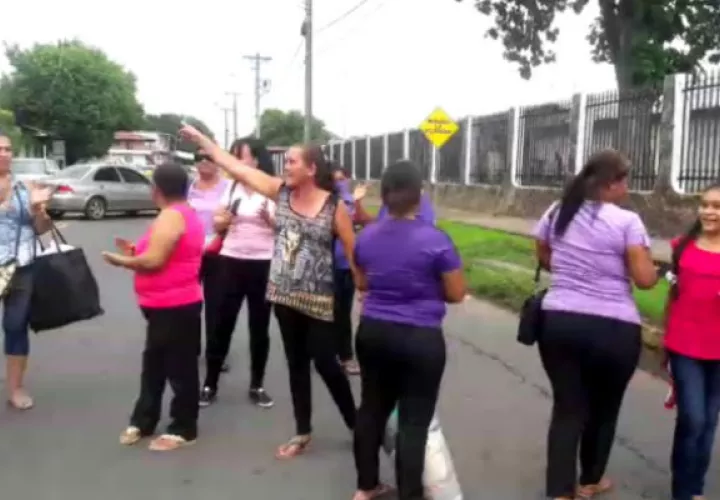 Los familiares siguen oponiéndose al traslado de losl reos a la nueva cárcel. Foto: Mayra Madrid