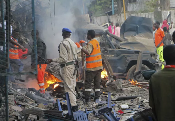 Un soldado observa las labores de socorro tras la explosión en Mogadiscio. Foto: AP. 