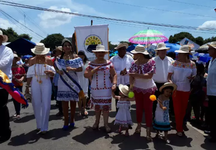 Muchos sombreros pinta'os en el desfile en La Pintada. Fptp: Elena Valdez