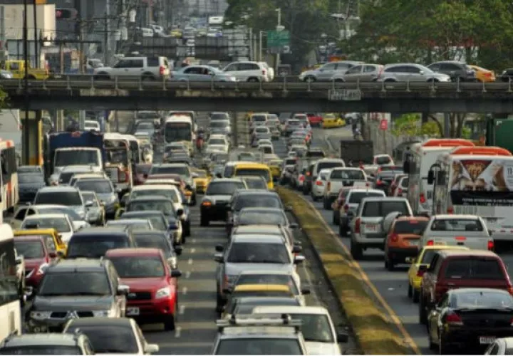 Accidentes en la vía causan más tranques
