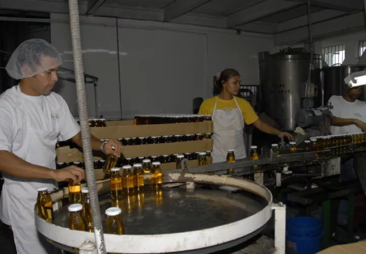 En el año 2015,  los trabajadores aspiraron a un ajuste de 30%, mientras que los empresarios tenían su propuesta de un 3%, lográndose al final un ajuste de tan solo 8.5%. /Foto Archivo