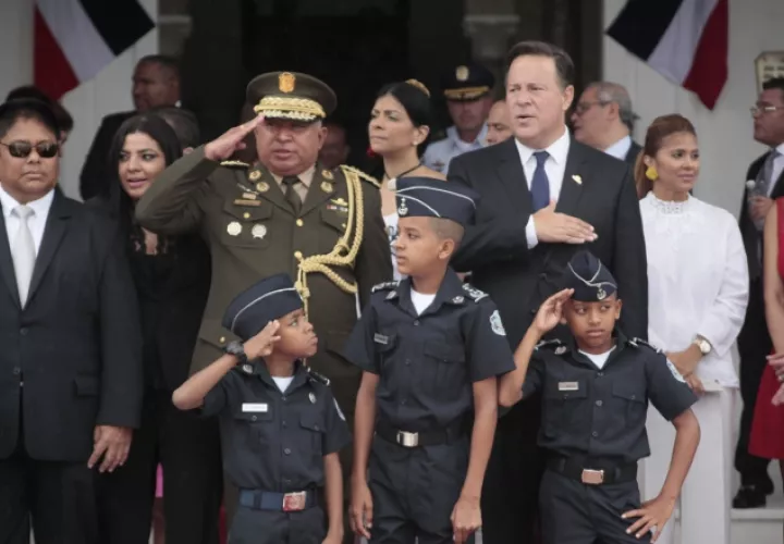 En la mayoría de las apariciones públicas del presidente se le ve rodeado de uniformados. /Foto Víctor Arosemena