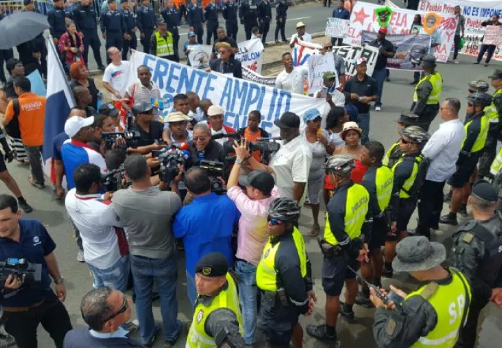 Colonenses muestran su insatisfacción sobre problemas sociales en su provincia.