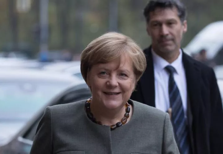 La canciller alemana, Ángela Merkel, llega al Bundestag para asistir a una nueva jornada de negociaciones para formar una coalición. EFE