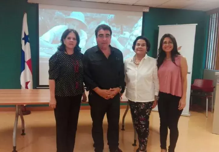 Hernán Araúz y directivas de la Biblioteca Nacional. Cortesía.