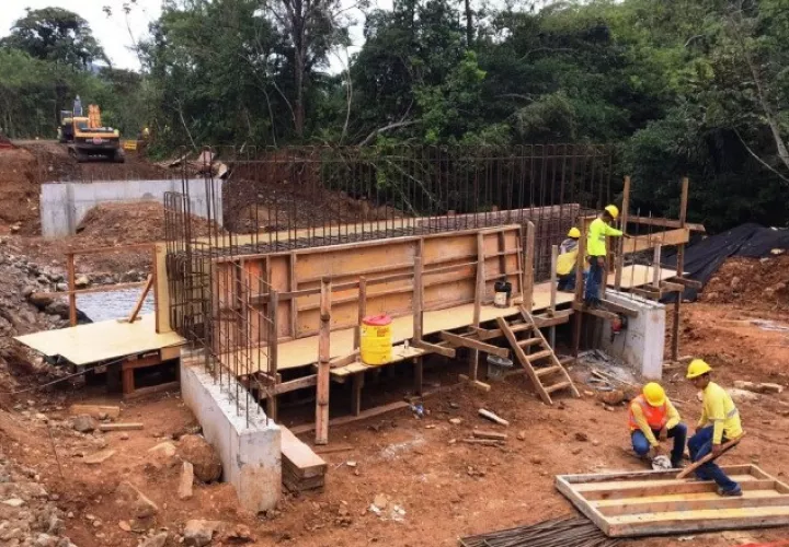 Según el MOP, pese al mal tiempo se construyen vigas para el puente de Cirí Grande y otros. Eric A. Montenegro 