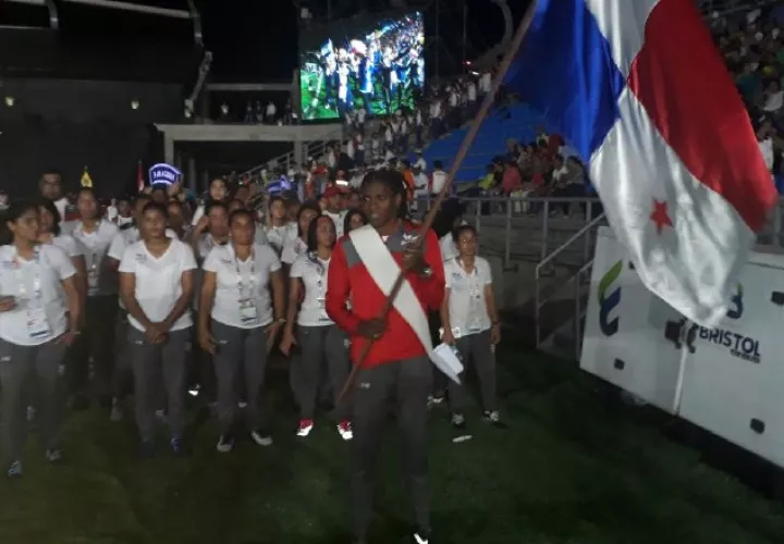 Atheyna Bylon con la bandera de Panamá. Cortesía