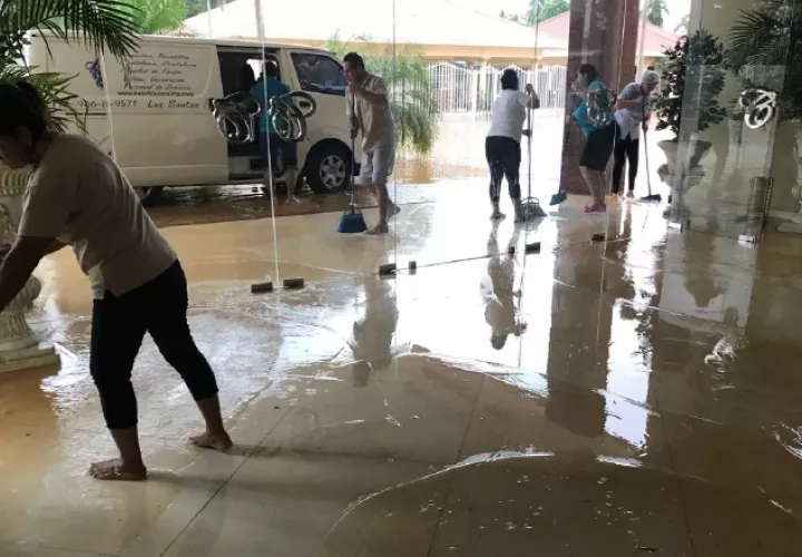 El agua entró al centro comercial Carolina, en La Villa. /Foto Zenaida Vásquez 