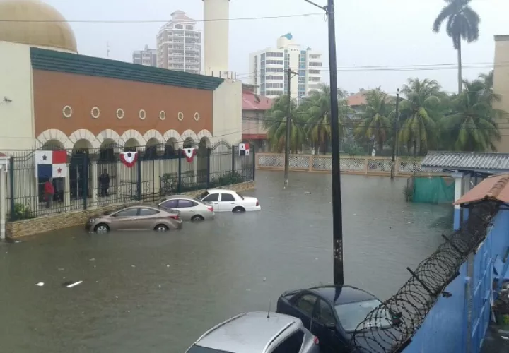 Autos quedaron bajo el agua y con daños mecánicos. /Foto Delfia Cortez