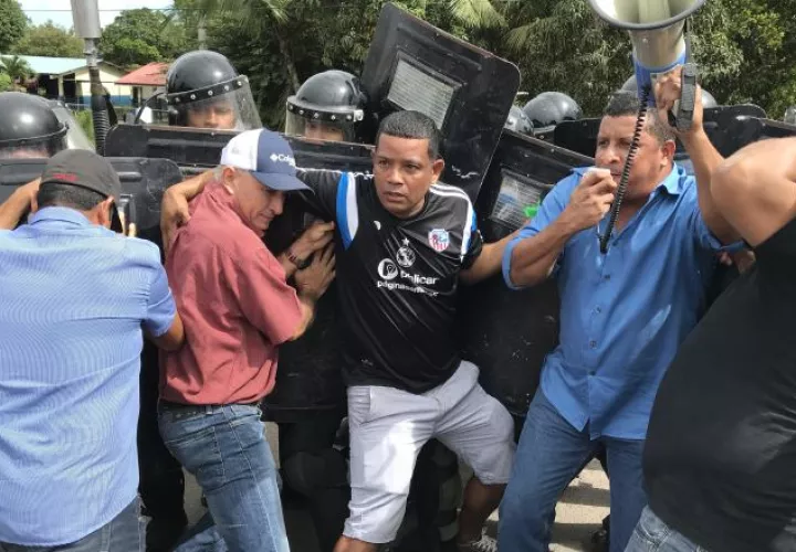Unidades policiales intervinieron para reabrir la vía, dándose un forcejeo con manifestantes. /Foto Víctor Eliseo Rodríguez 