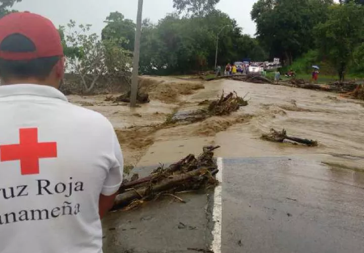 El desbordamiento del río Guanábano, en el corregimiento de Puerto Armuelles, en Barú. 