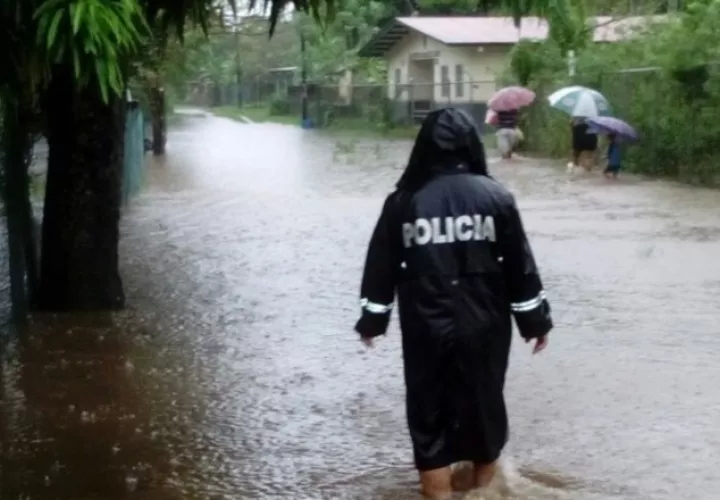 Una unidad policial camina entre las aguas por las calles de Tonosí, provincia de Los Santos. /Foto Zenaida Vásquez.  