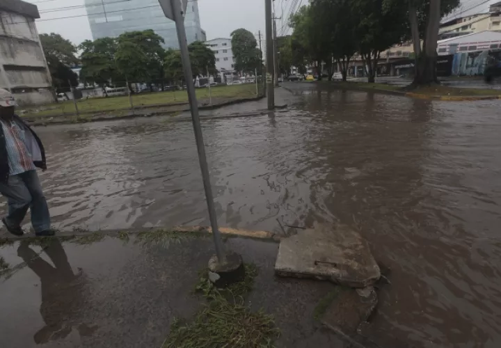 Varias calles de la capital quedaron anegadas debido a las lluvias. Roberto Barrios