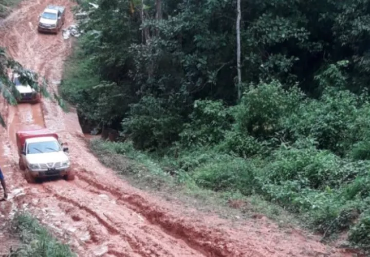 Es un verdadero reto desplazarse  en esta carretera en Besikó, comarca Ngäbe-Buglé. 