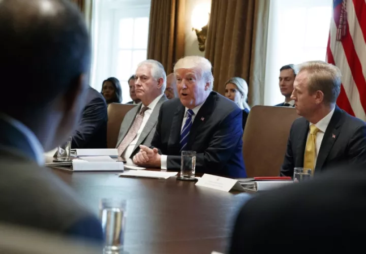 El presidente Donald Trump, reunido con todo lo miembros del gabinete /Foto AP