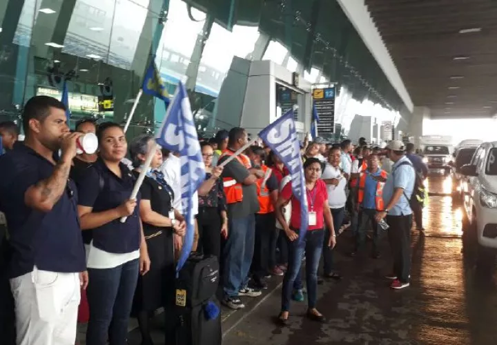 Trabajadores gritaban consignas como "más aviones para qué, si la plata no se ve".  Foto: Twitter