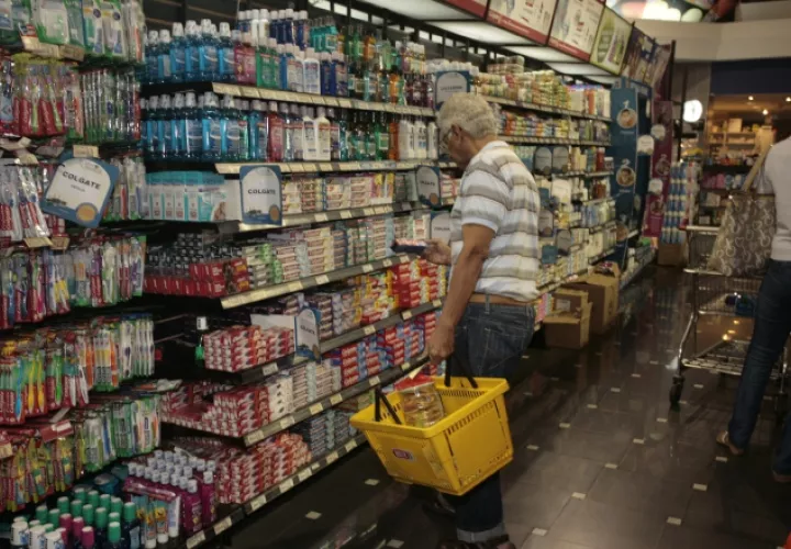 Cada quincena los panameños se abastecen de cada uno de estos productos que han aumentado de precio con el tiempo, según las propias estadísticas oficiales. Archivo