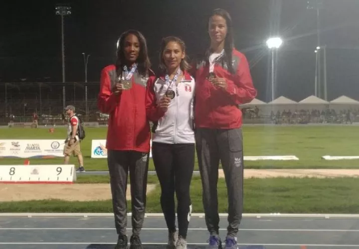 Las atletas panameñas Rolanda Bell (izq) y Andrea Ferris (derecha) con la peruanaZulema Arena. Cortesía
