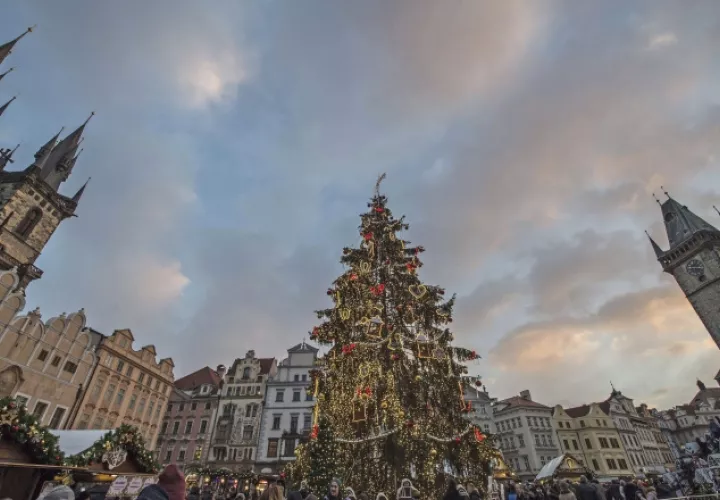 Vista del árbol de Navidad en la Plaza de la Ciudad Vieja de Praga, República Checa. /Foto EFE