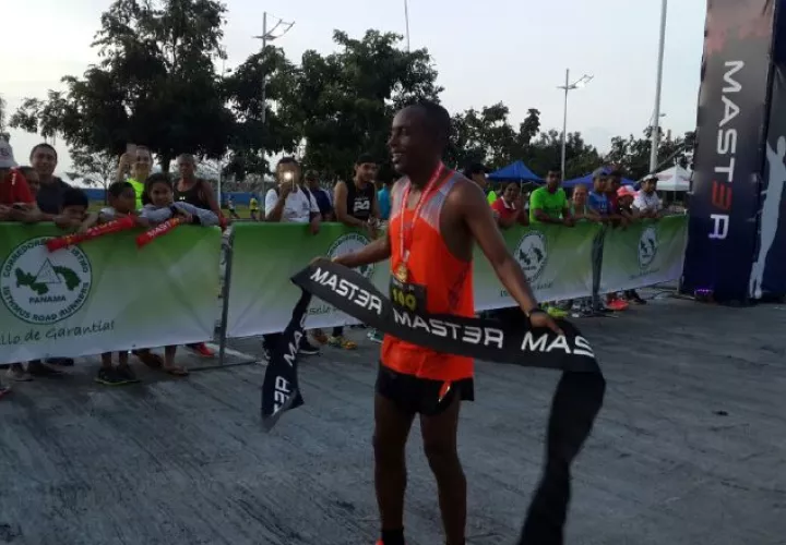 Hunde Gezahegn, de Etiopía, se llevó el primer lugar de la maratón en la ciudad panameña. /Foto Aurelio Martínez