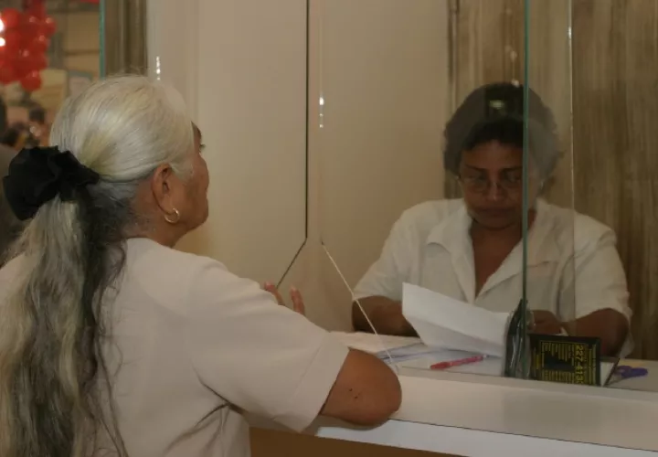 En 2016 iniciaron el cobro por tarjeta los pensionados por riesgo. /Foto Archivo